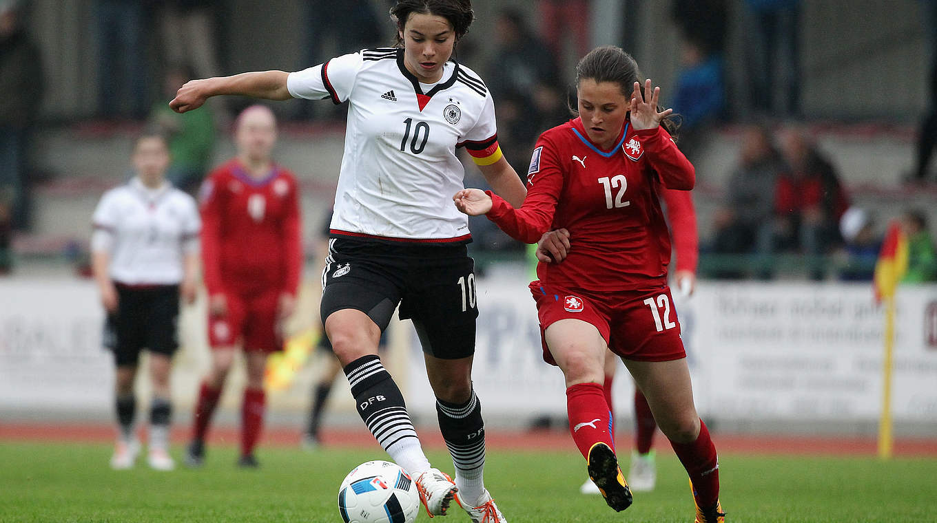 Gelingt im ersten Spiel gegen Tschechien ein Hattrick: Lena Sophie Oberdorf (l.)  © 2016 Getty Images