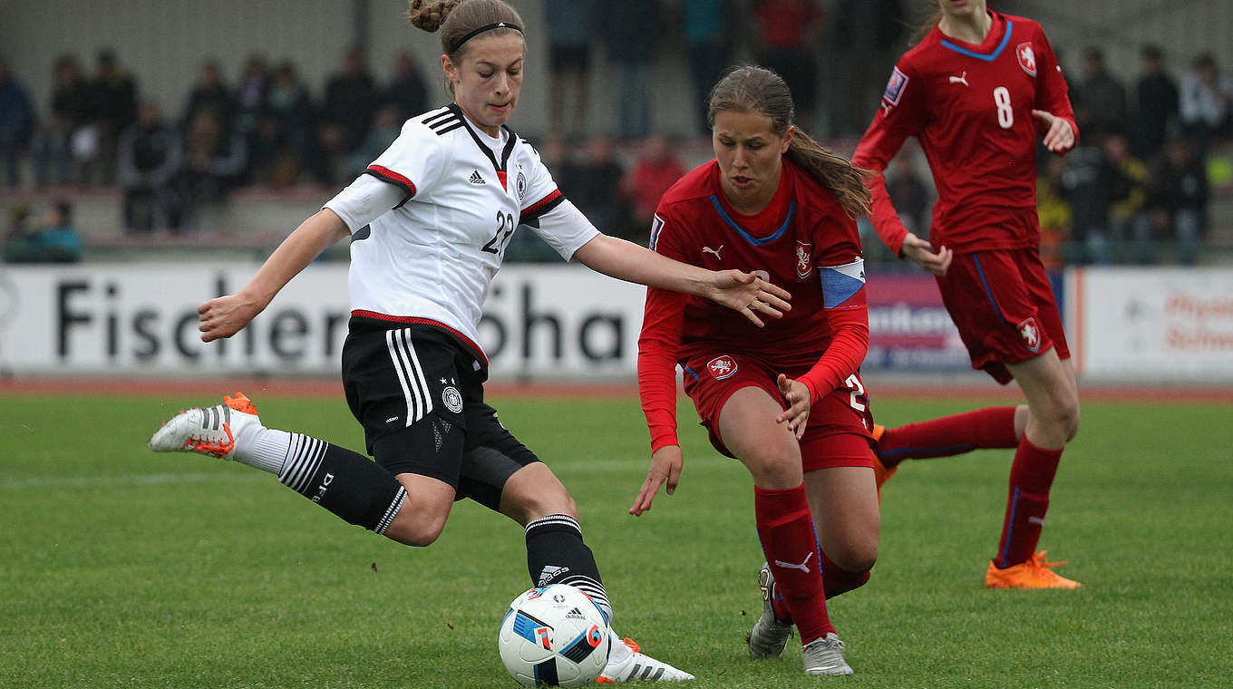 Debütiert gegen Tschechien für die U 15: Lina Jubel (l.) © 2016 Getty Images