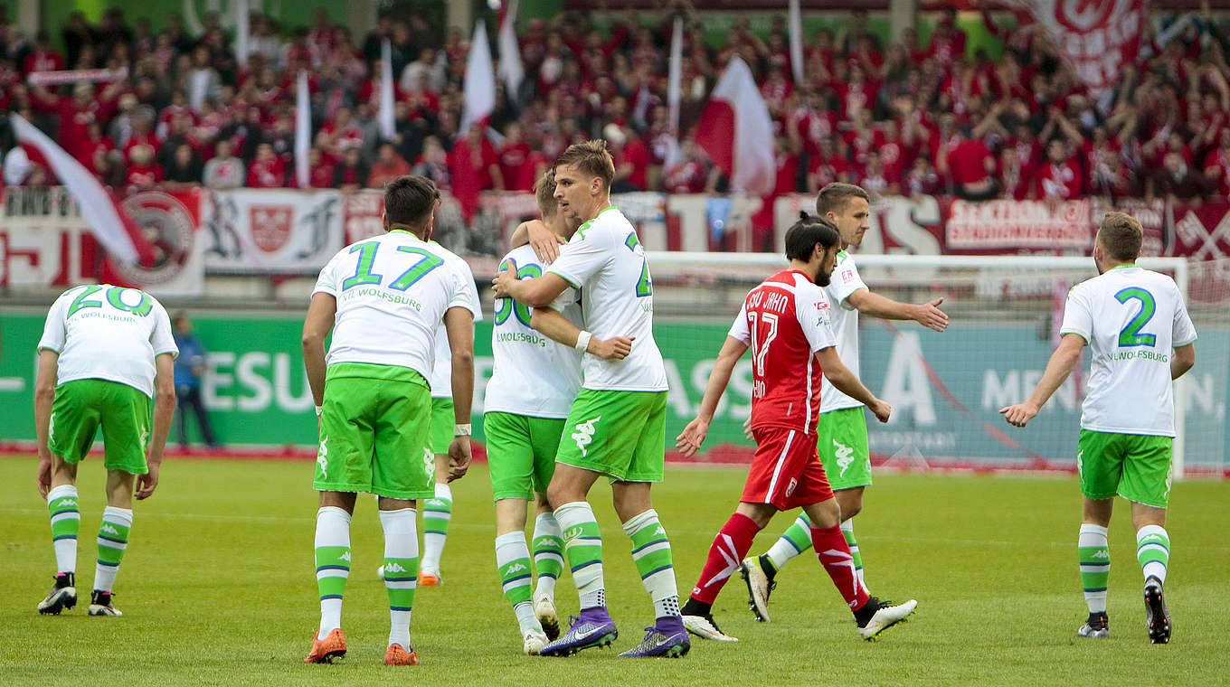 Jubel in Wolfsburg: Die U 23 legt im Playoff-Duell mit Regensburg vor © foto2press.de