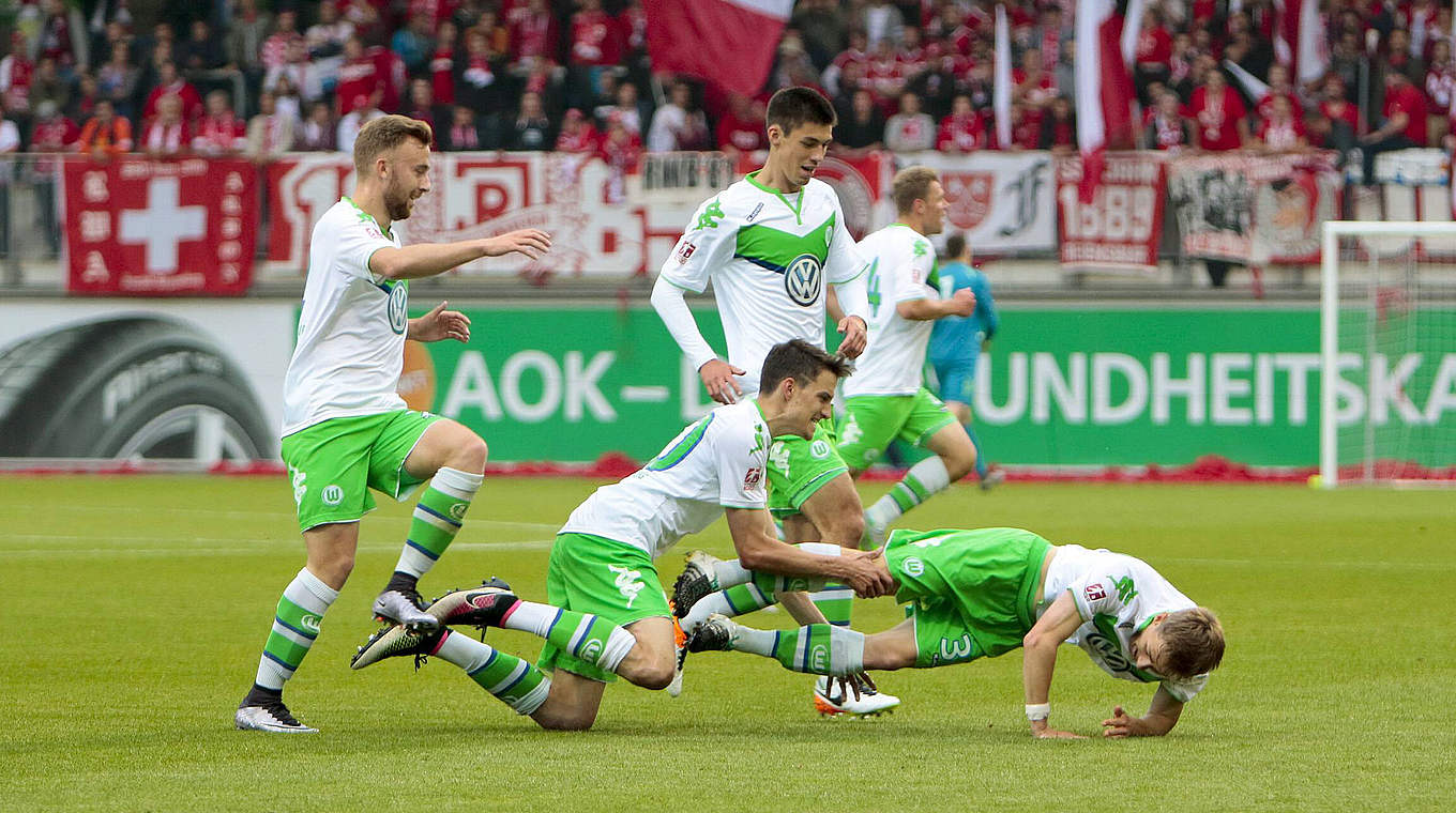 Mann des Abends: Jannis Pläschke (r.) trifft zum Sieg der Wolfsburger U 23 © imago/foto2press