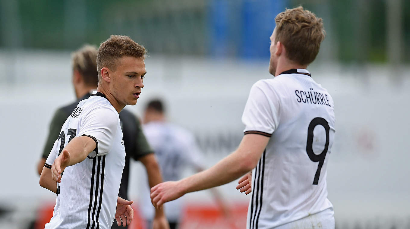 Freuen sich über einen gelungenen Spielzug: Kimmich und Schürrle (v.l.) © GES/Markus Gilliar