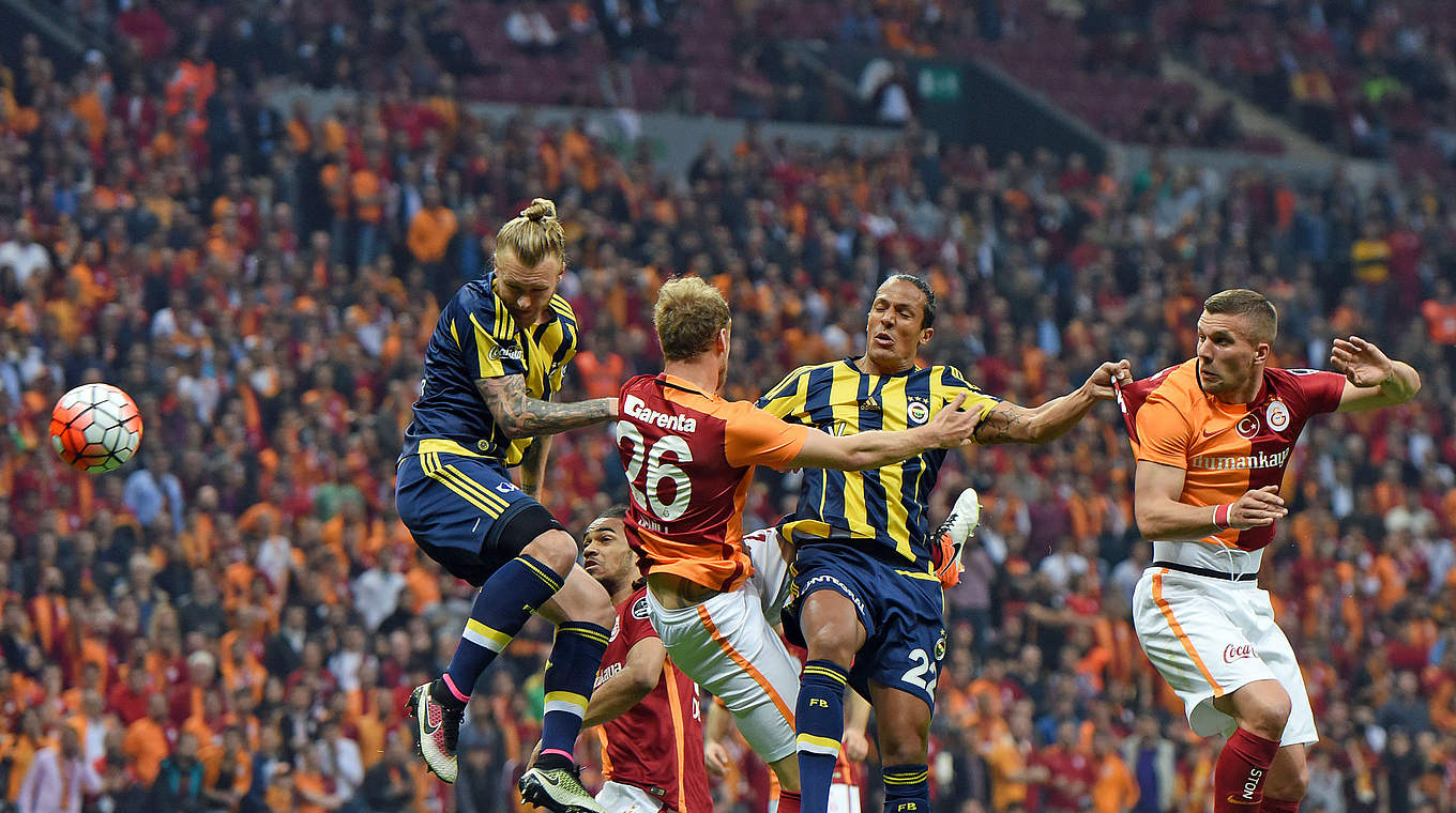 Per Kopf zum Sieg: Lukas Podolski (r.) trifft zum Pokaltriumph für Galatasaray © OZAN KOSE/AFP/Getty Images