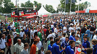 Wegweiser für treue Anhäger: die Fan-Infos zum Augsburg-Spiel © 2013 Getty Images