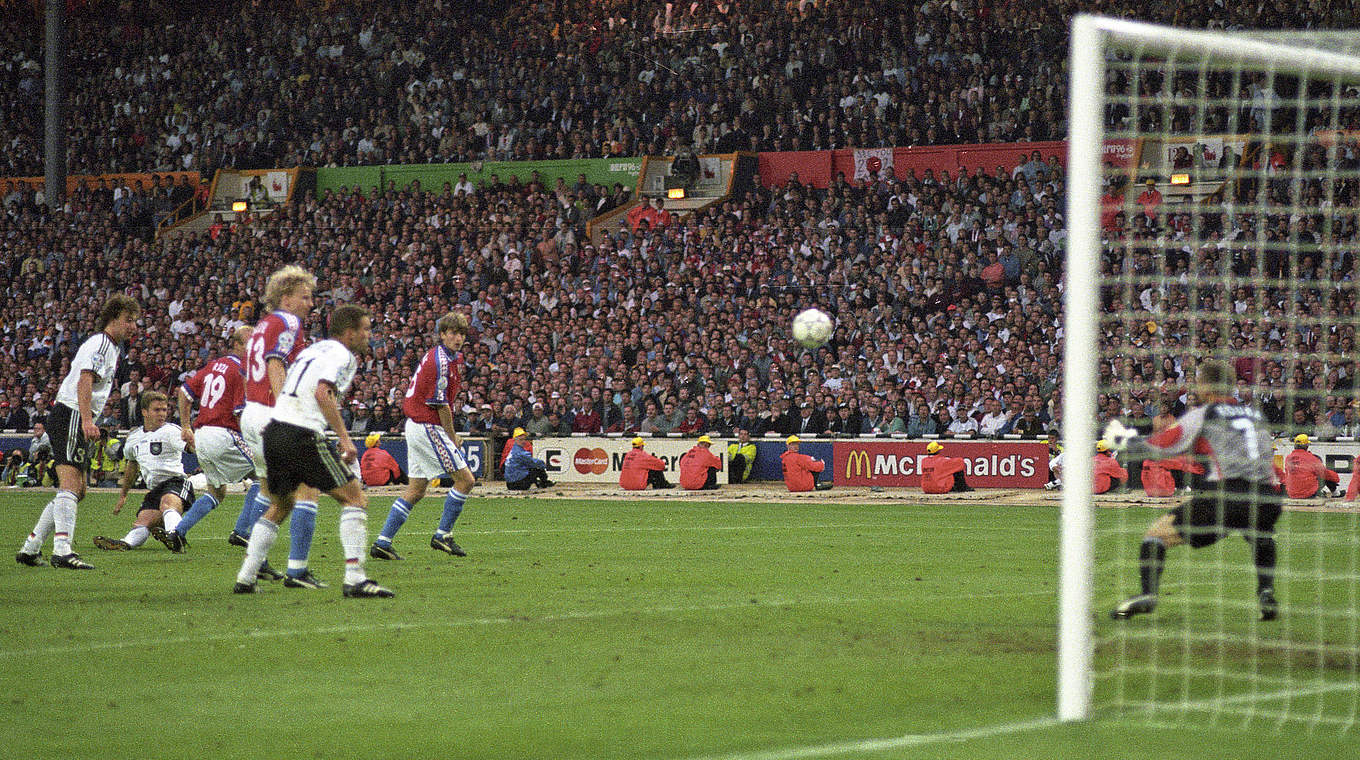 Historisches Tor: Bierhoff erzielt im EM-Finale 1996 das erste Golden Goal der Geschichte © imago/Horstmüller