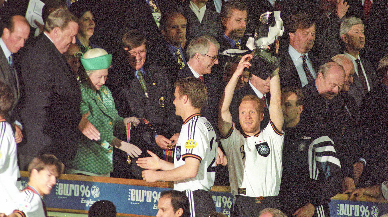 Bierhoff und die Queen in Green: "Ich wollte nur den Pokal in Händen halten und feiern" © imago/Horstmüller