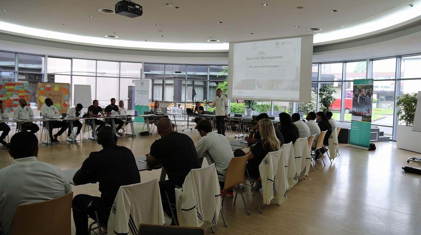 Workshop zur Internationalen Zusammenarbeit: Teilnehmer tauschen sich aus © DFB
