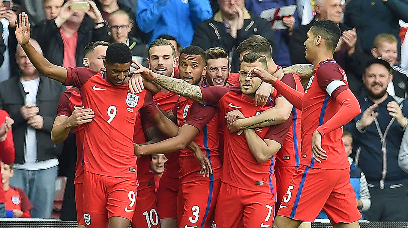 Traumdebüt: Marcus Rashford (l.) trifft bei seiner ersten Ballberührung für England © Getty Images