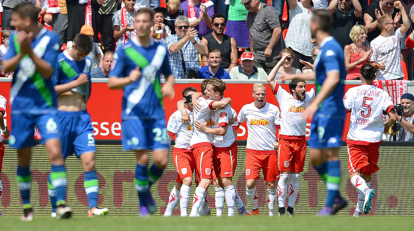Jahn Regensburg feiert mit dem 2:0 gegen Wolfsburg II die Rückkehr in die 3. Liga © 2016 Getty Images