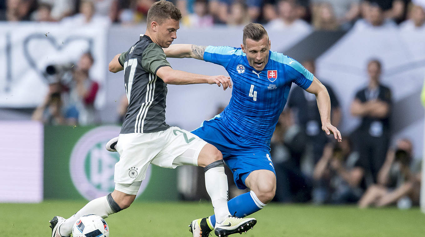 Duell in Augsburg: Joshua Kimmich (l.) im Zweikampf bei seinem Debüt im A-Team © GES/Markus Gilliar