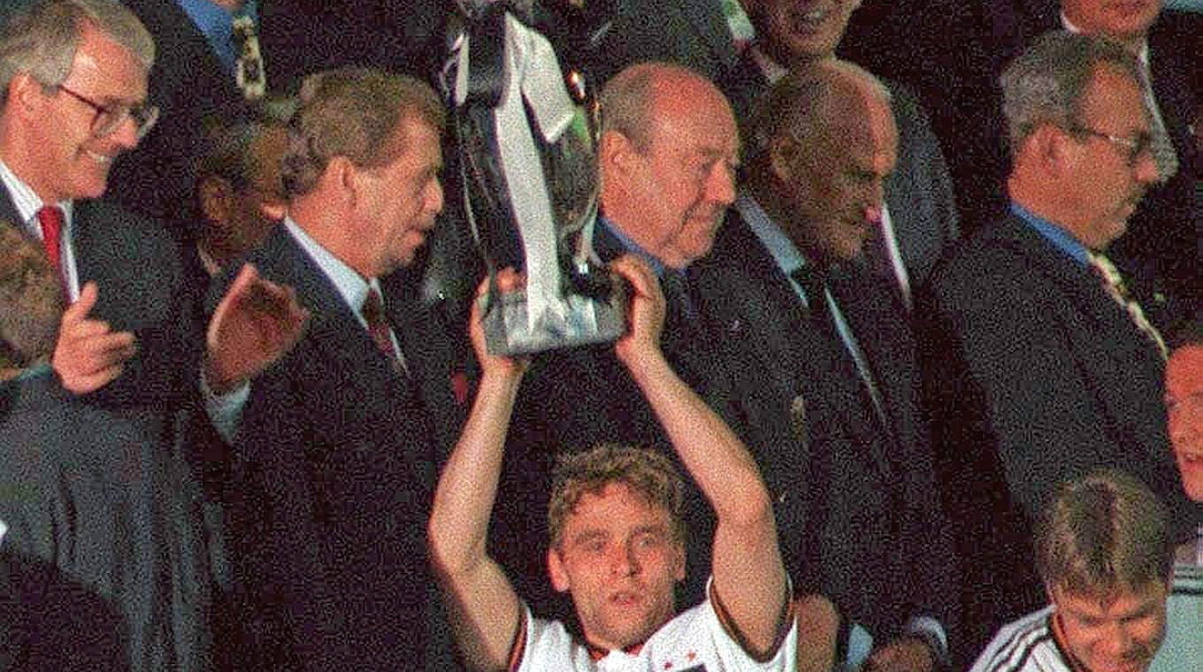 Europameister 1996: Thomas Häßler reckt den EM-Pokal in den Londoner Nachthimmel © Bongarts