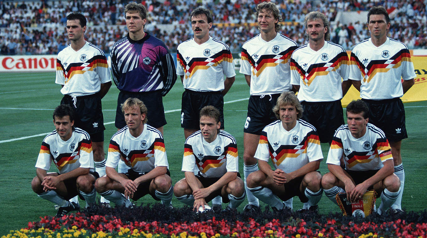 In der Final-Startelf bei der WM 1990: Thomas Häßler (Mitte knieend) © 1990 Getty Images