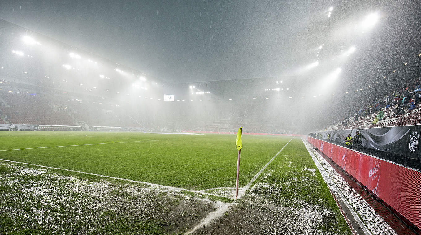 The wild weather conditions delayed the second half by 25 minutes.  © 2016 Getty Images