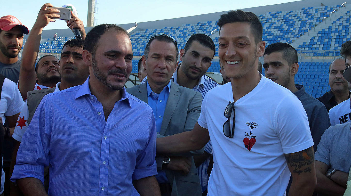 Fußball-Prominenz in Jordanien: Mesut Özil (r.) mit dem Verbandspräsidenten Prinz Ali © KHALIL MAZRAAWI/AFP/Getty Images