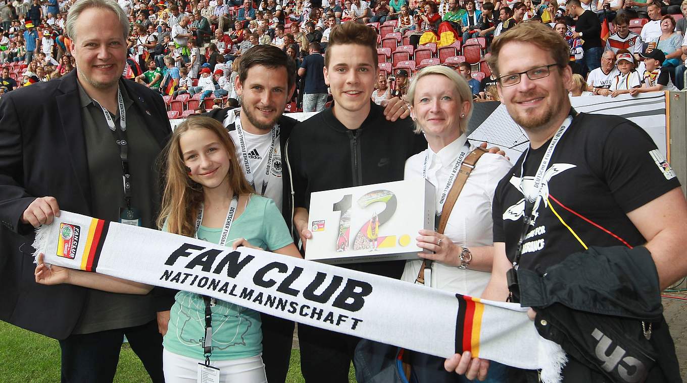 Mittendrin: Felix Jaehn im Kreis anderer Fan Club-Mitglieder © Getty Images