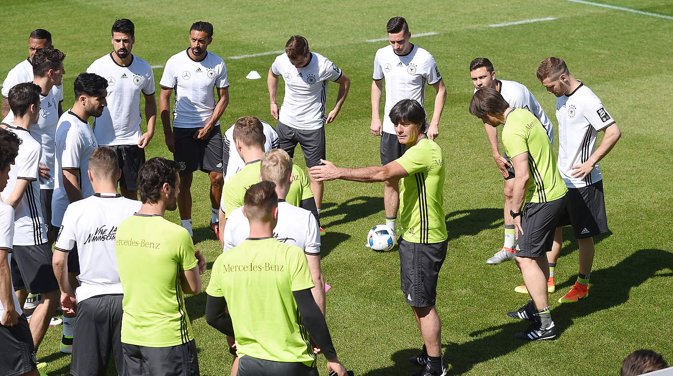 Vorbereitung in Ascona: Joachim Löw (4.v.r.) stimmt seine Mannschaft auf die EURO ein © GES/Markus Gilliar