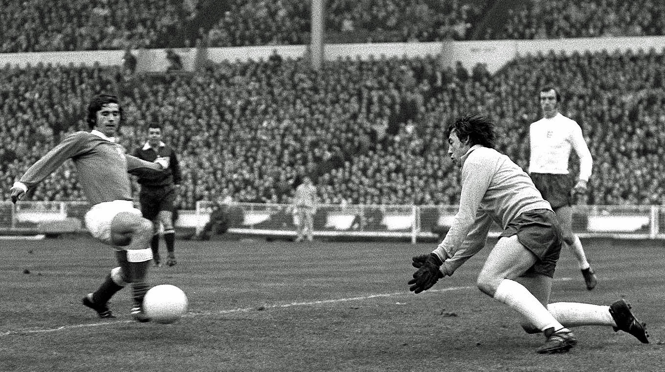 Torschütze gegen England: Gerd Müller (l.) beim ersten Erfolg im Wembleystadion 1972 © imago