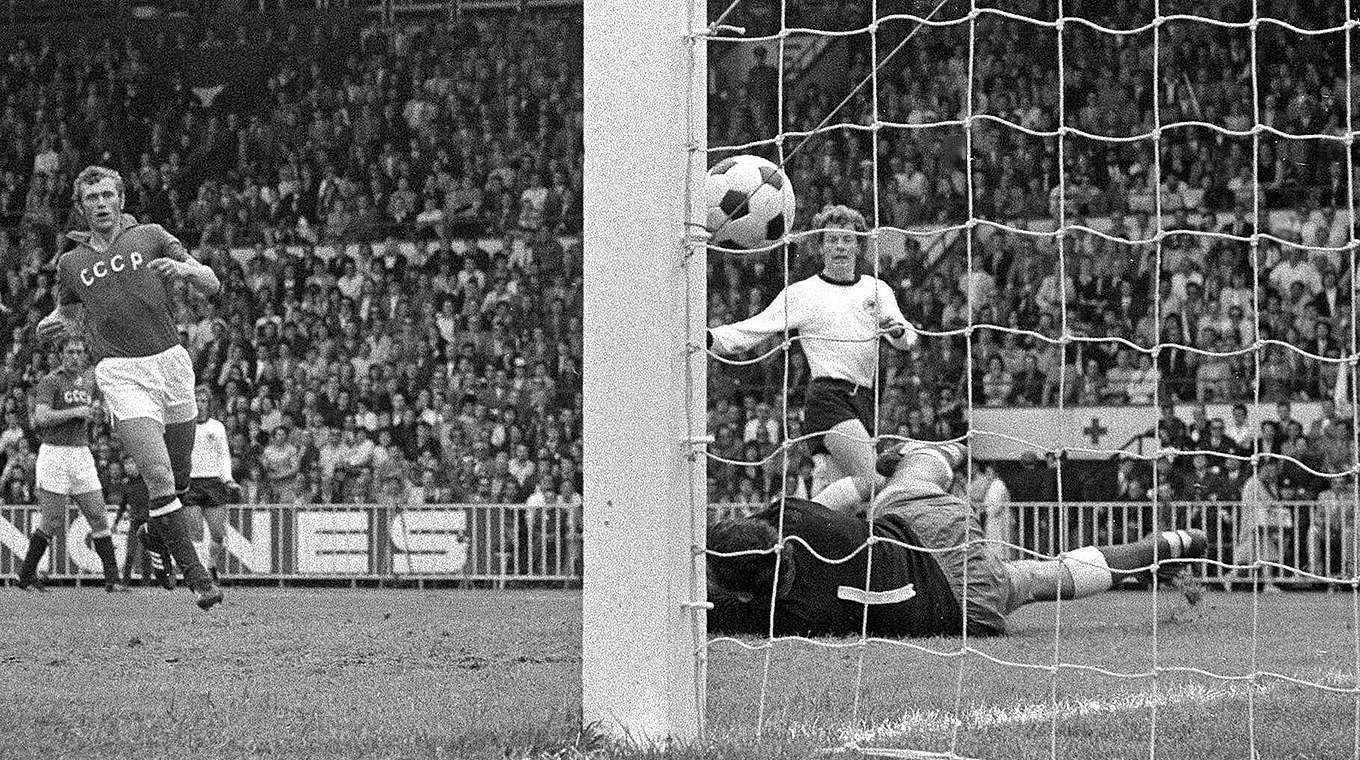 Das 2:0 im EM-Finale 1972: "Hacki" Wimmer überwindet UdSSR-Keeper Jewheni Rudakow  © imago