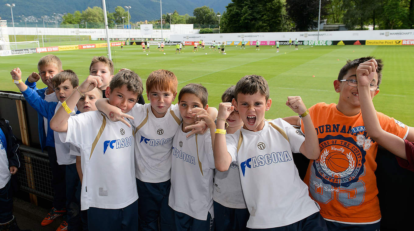 Posieren wie die Großen: 350 Kinder aus Ascona besuchen das Training der Weltmeister © GES/Markus Gilliar