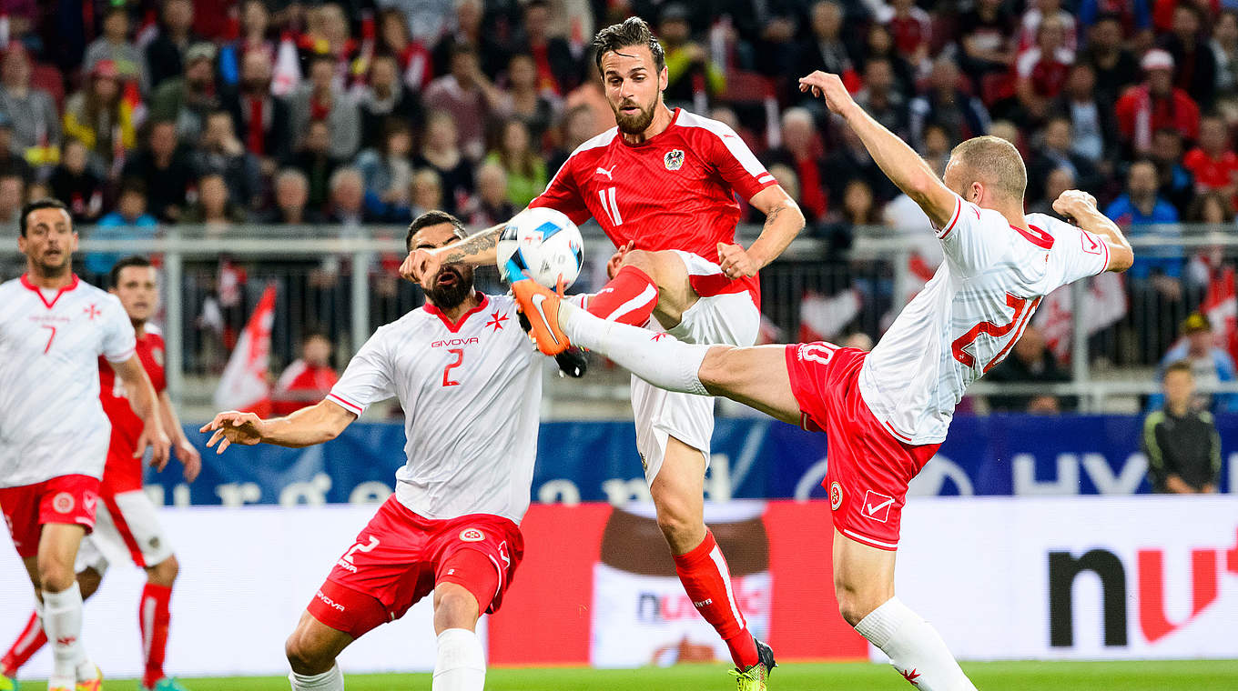 Mittendurch: Österreichs Martin Harnik (o.) in der maltesischen Zange © JURE MAKOVEC/AFP/AFP/Getty Images