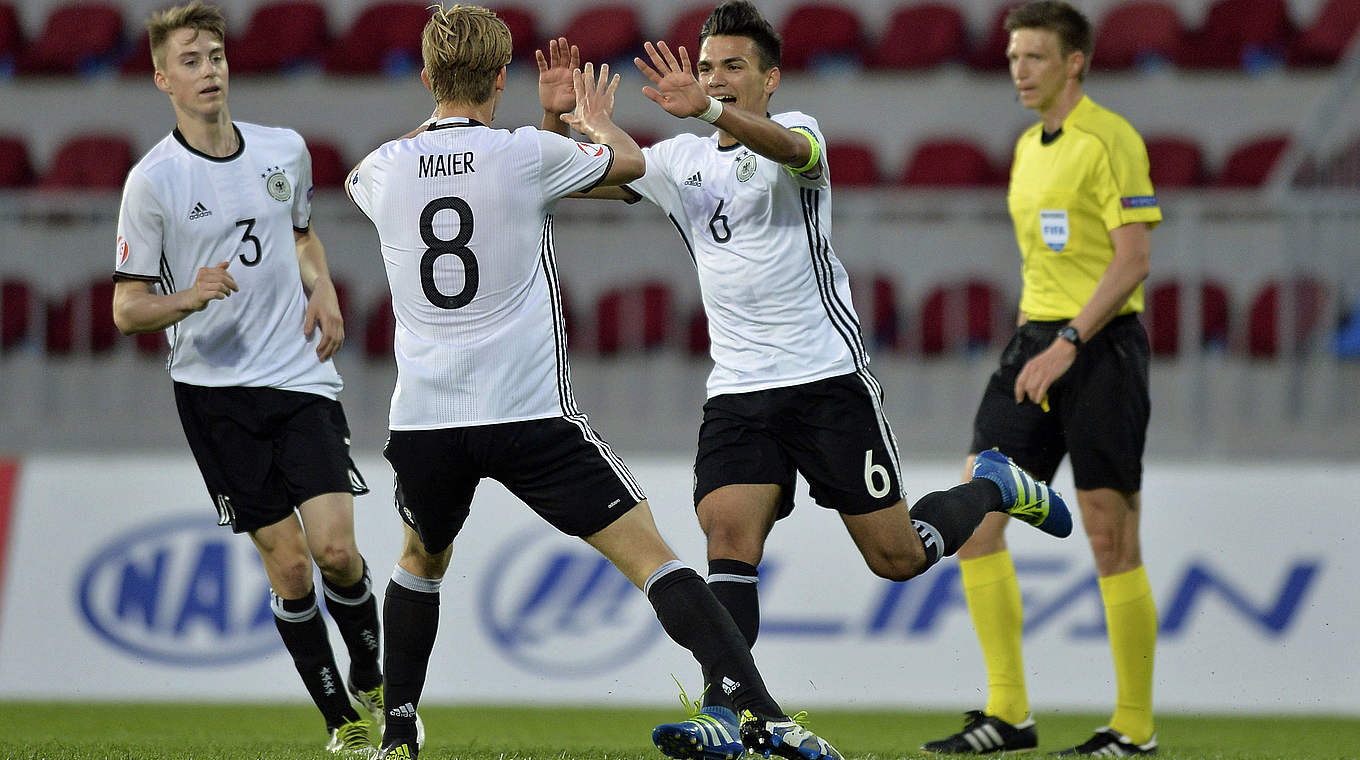 Österreich bezwungen, als Gruppensieger weiter: Atakan Akkaynak (2.v.r.) und die U 17 © UEFA