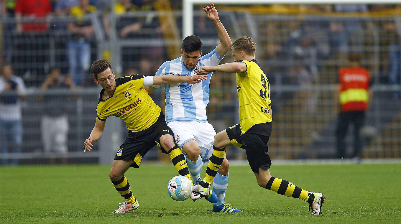 Enges Spiel in Dortmund: Löwe Julian Justvan (M.) gegen zwei Borussen © Getty Images
