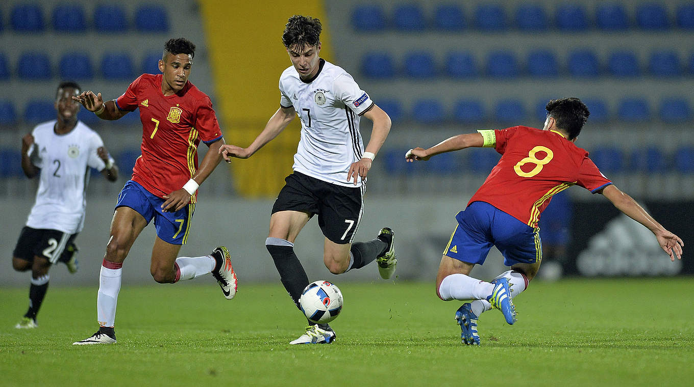 Allein gegen zwei Spanier: Kai Havertz (M.) © UEFA