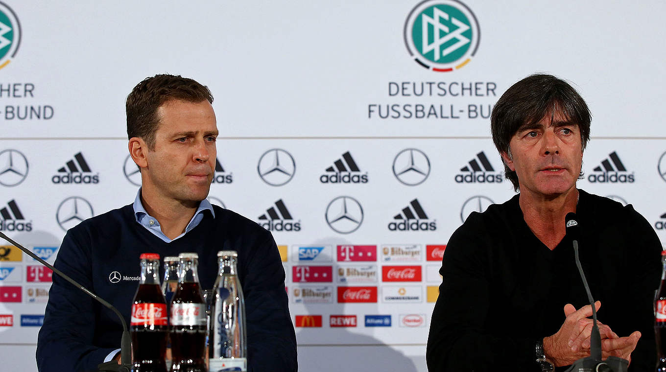 Nehmen Platz auf dem Podium in der Französischen Botschaft in Berlin: Bierhoff (l.), Löw © Getty Images