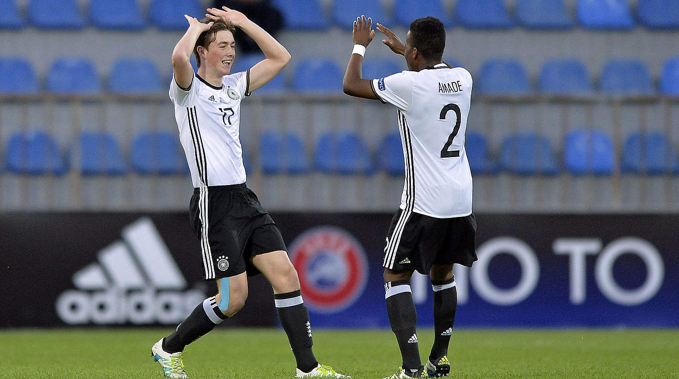 Viertelfinale perfekt: Alfons Amade und Yari Otto (l.) jubeln über das 4:0 gegen Austria © UEFA