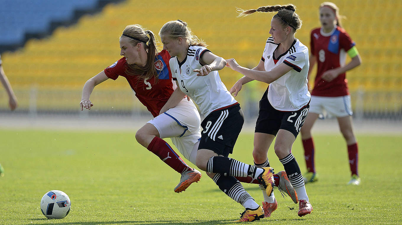 Kampf angenommen: Anna-Lena Stolze (2.v.l.) und Sarai Linder (3.v.l.) © UEFA