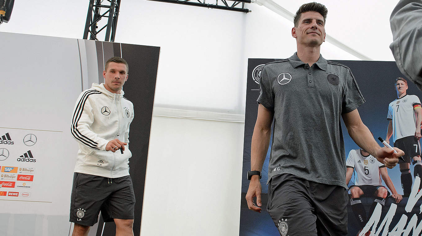 Delighted with the "top facilities" in Ascona: Lukas Podolski and Mario Gomez © GES/Markus Gilliar