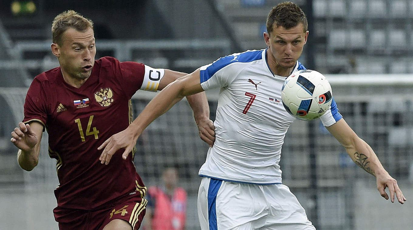 Laufduell: Russlands Kapitän Wassili Beresuzki (l.) gegen den Tschechen Tomas Necid  © 2016 Getty Images