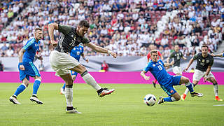 Starker Beginn des Weltmeisters im letzten Duell: Mario Gomez (l.) zieht ab © GES/Helge Prang