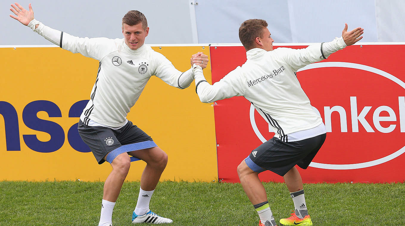 Kaum da, schon im Training: Real-Star Toni Kroos (l.) mit FCB-Youngster Joshua Kimmich © 2016 Getty Images