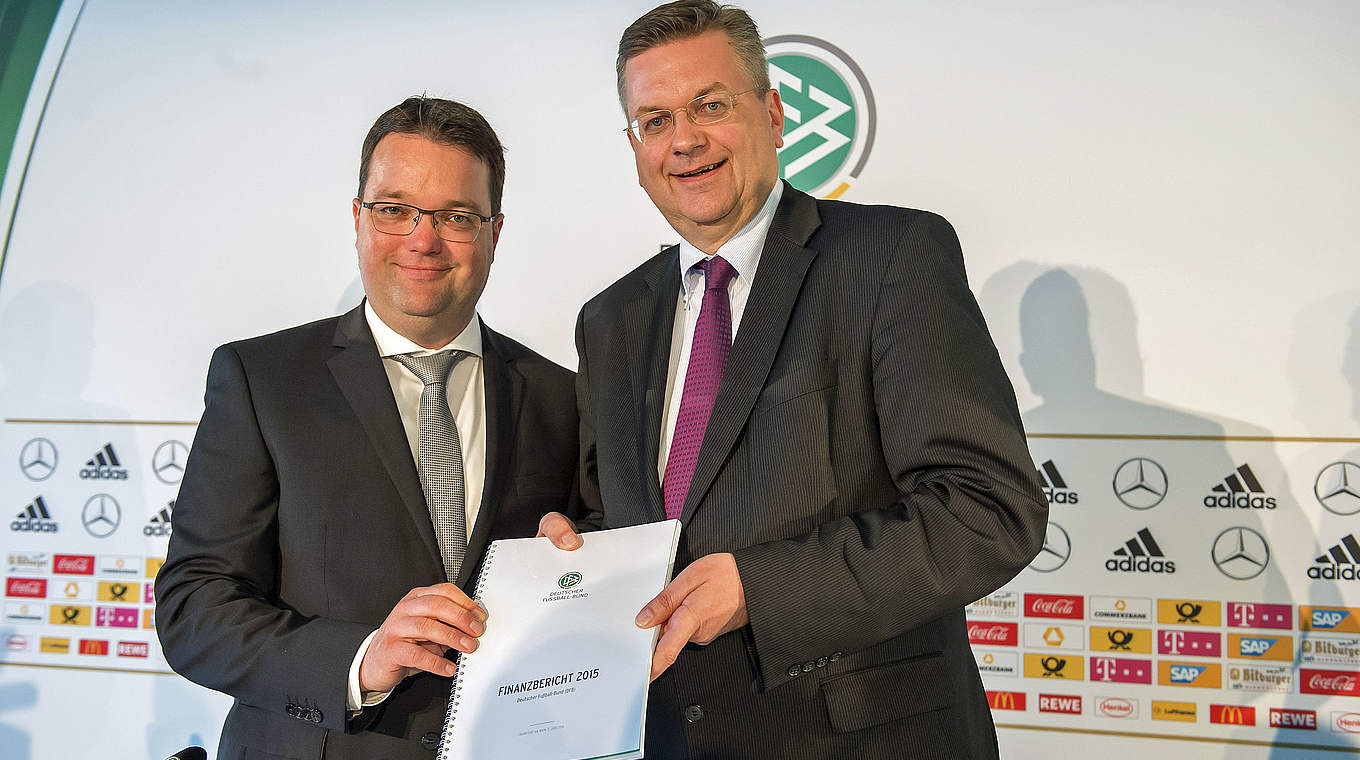 "DFB steht auf einem stabilen wirtschaftlichen Fundament": Grindel mit Osnabrügge (l.) © 2016 Getty Images