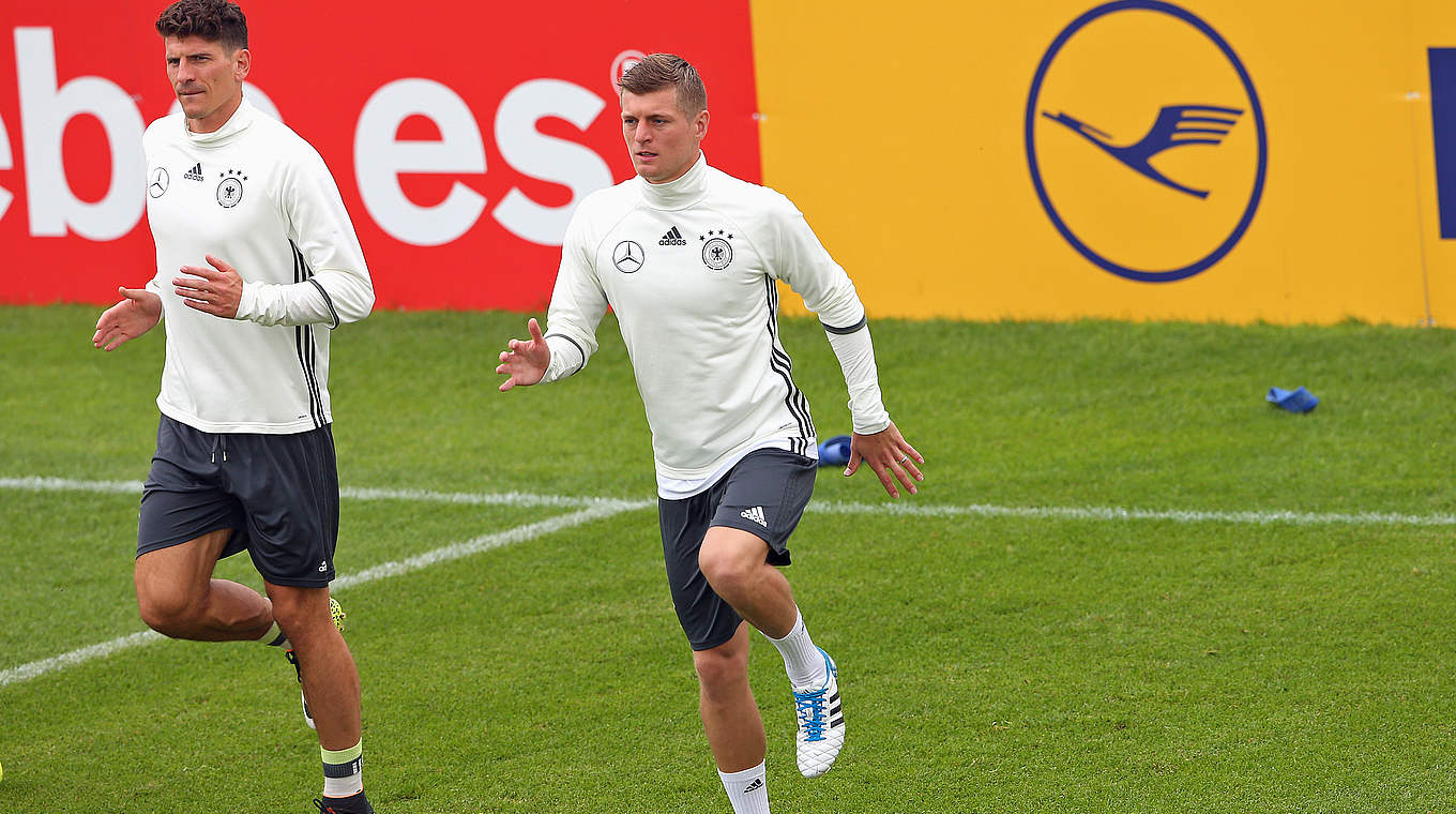 Kroos (r.) über das erste EM-Spiel gegen die Ukraine: "Es ist wichtig, gut zu starten" © 2016 Getty Images