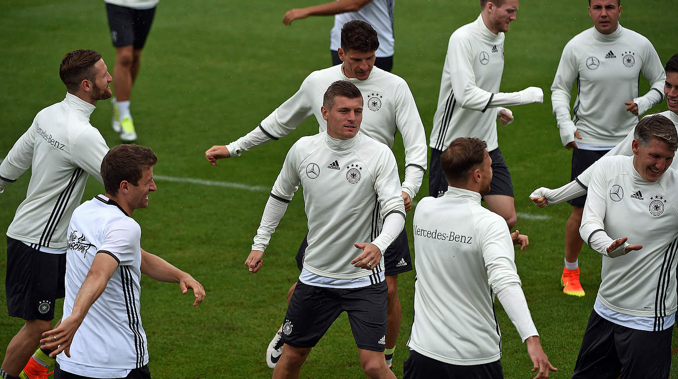 Kroos (3.v.l.) über seine Ankunft im Team und beim Training: "Die Stimmung ist sehr gut" © PATRIK STOLLARZ/AFP/Getty Images