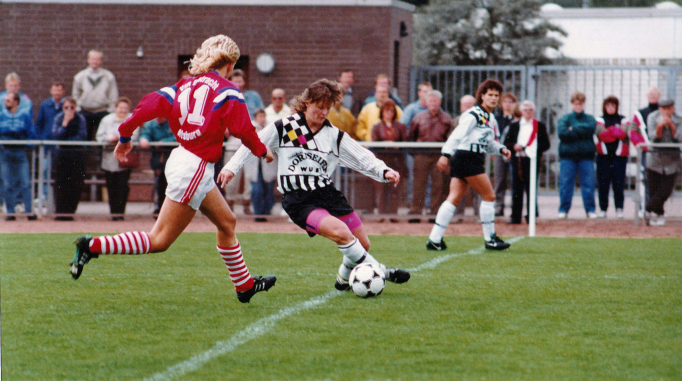 Duell ohne Sieger: Wolfsburgs Doris Fitschen (l.) gegen Siegens Sissy Raith 1991 © Hennies