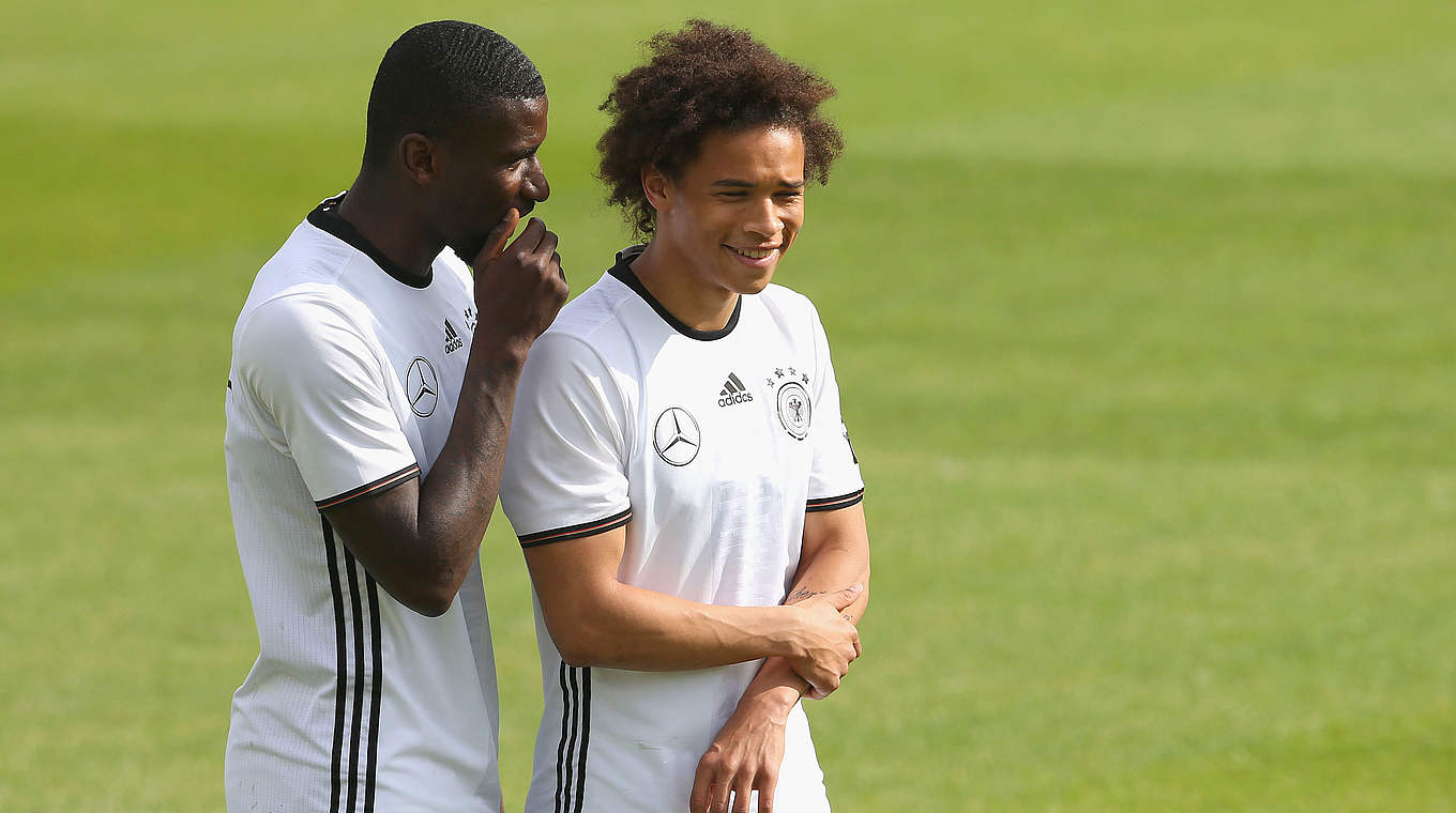 Gute Laune beim Training in Ascona: Leroy Sané (r.) mit Antonio Rüdiger © 2016 Getty Images