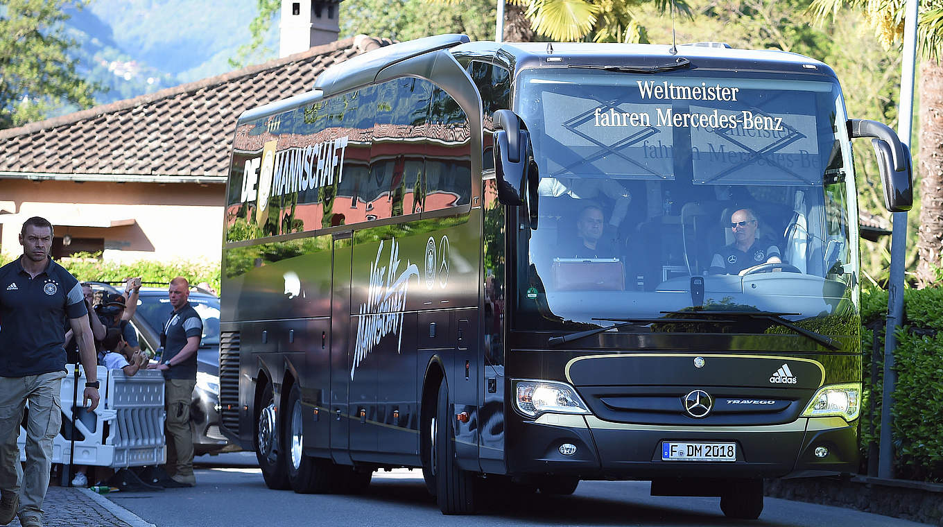 Auf Reise: Der Mannschaftsbus mit den Spielern © GES/Markus Gilliar