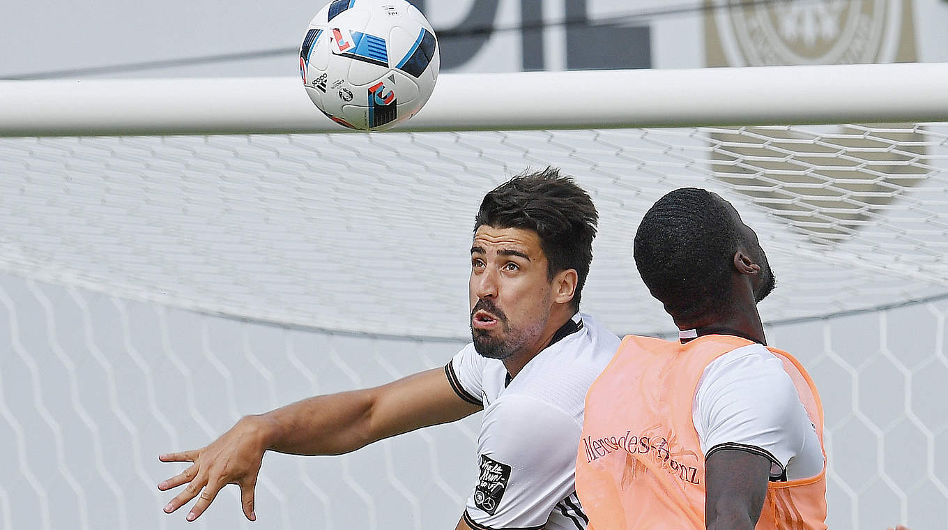 Fokus voll auf den Ball: Sami Khedira (l.) © GES/Markus Gilliar