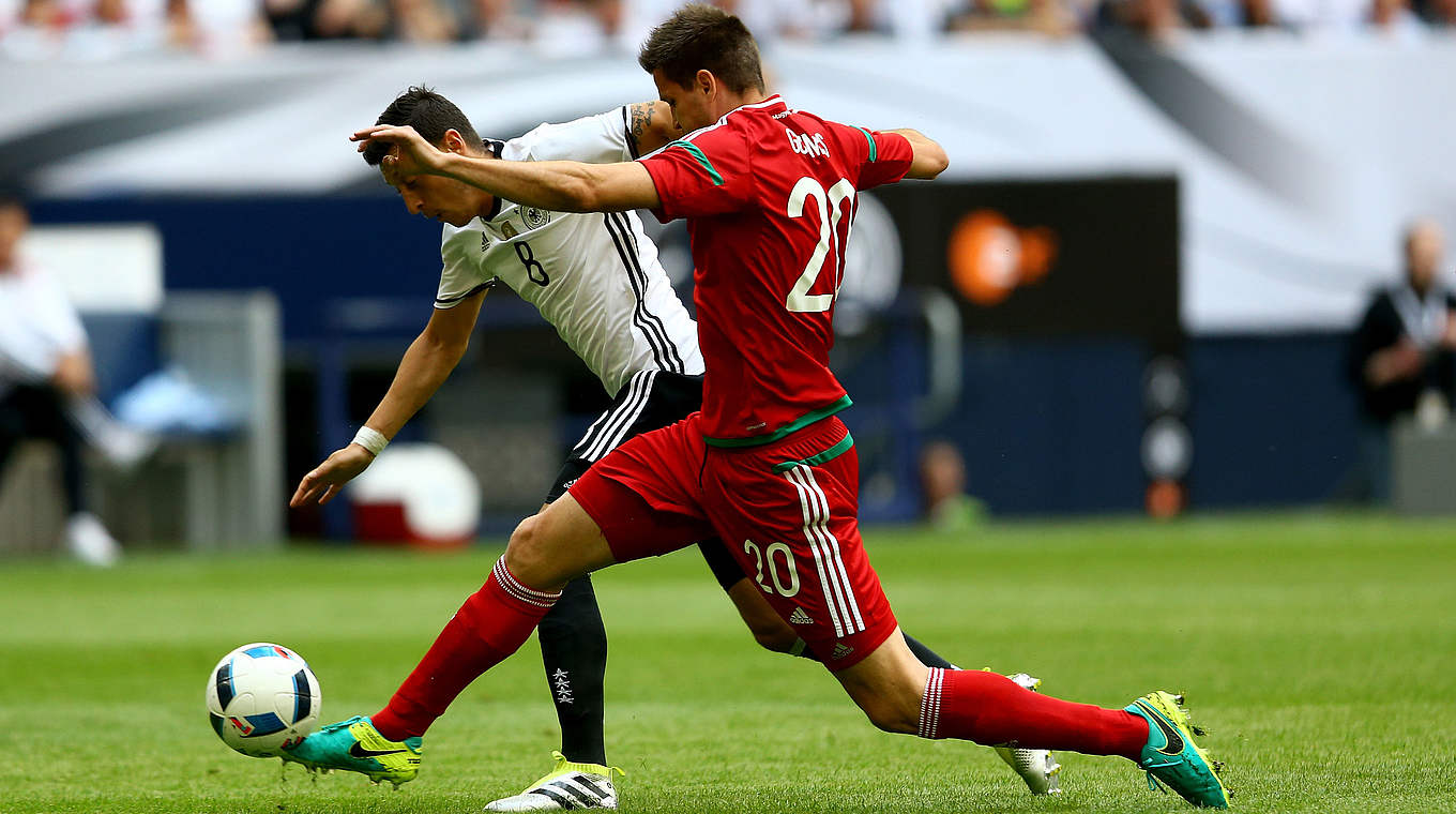 Bedrängt: Mesut Özil (l.) © 2016 Getty Images