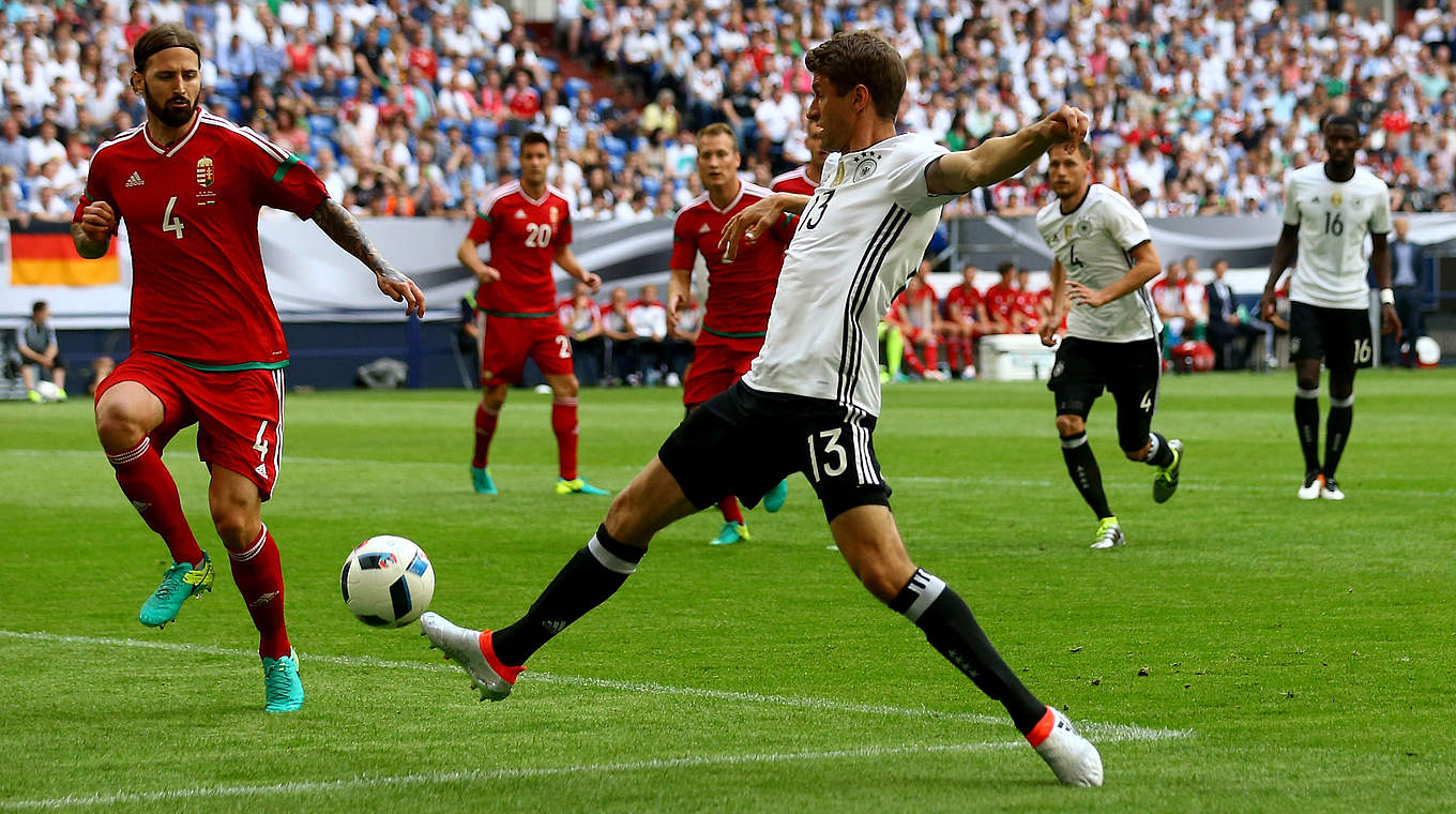 Scheiterte knapp an Torhüter Gabor Kiraly: Thomas Müller (r.) © 2016 Getty Images