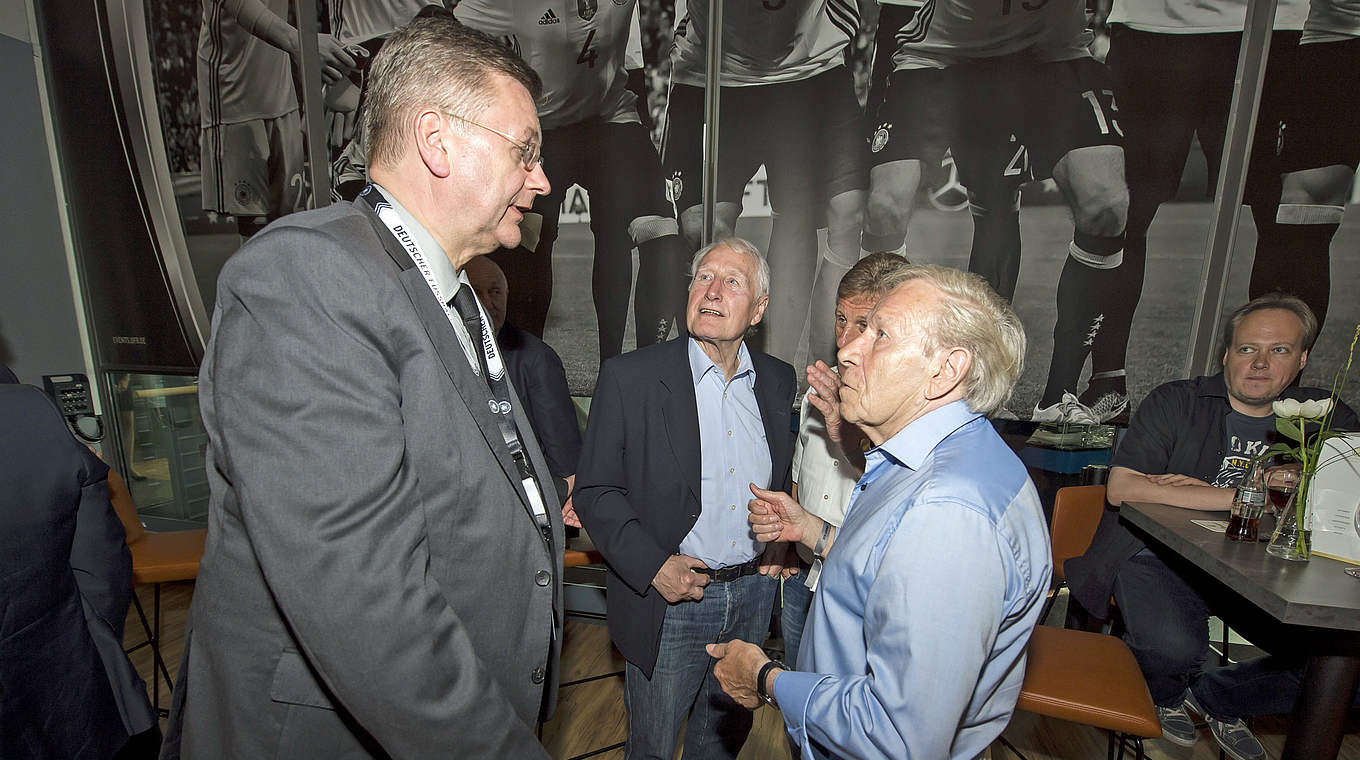 DFB-Präsident Grindel (l.) mit den früheren Nationalspielern Ferner (r.) und Tilkowski (2.v.l.) © 2016 Getty Images