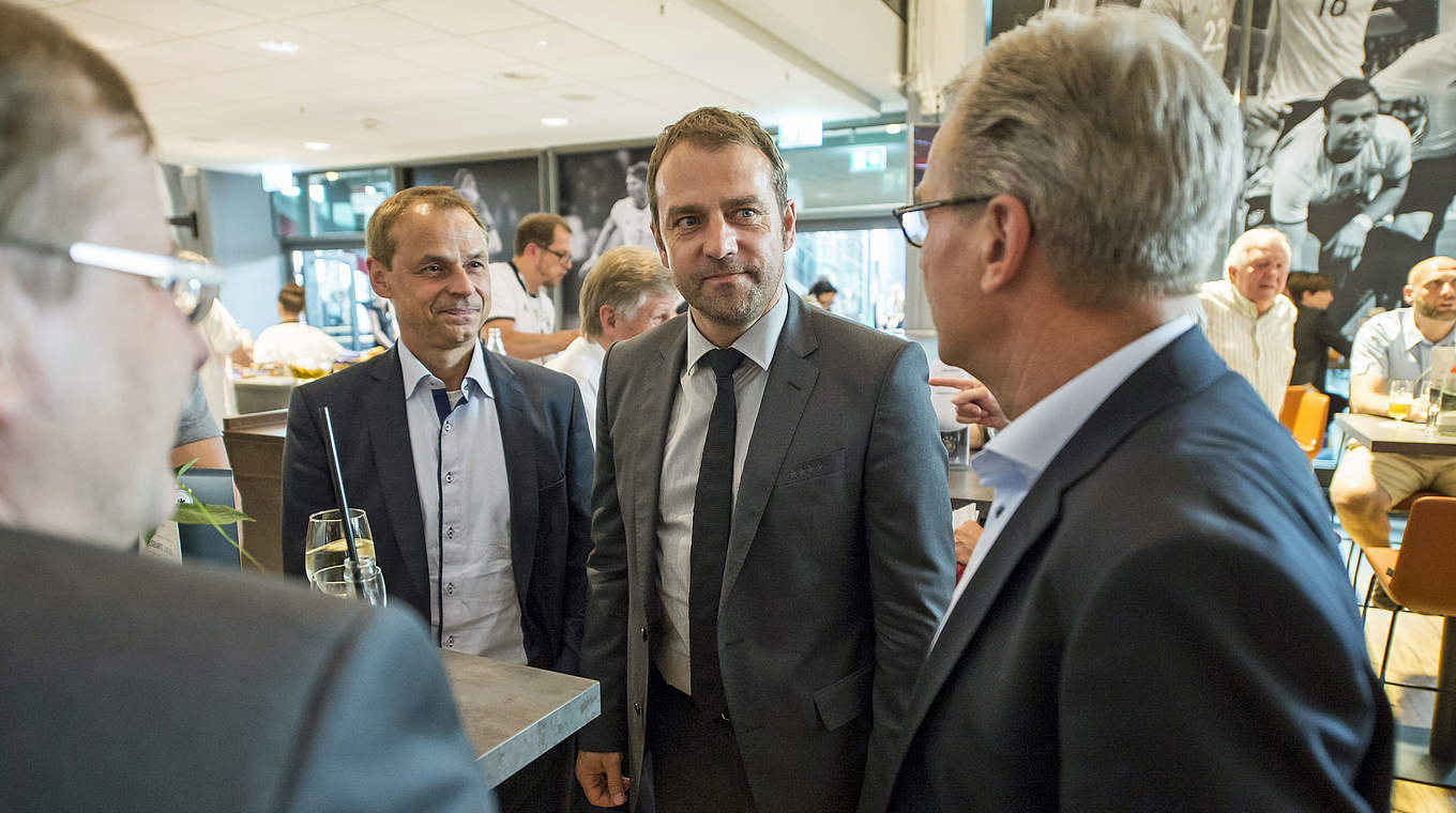 In viele interessante Gespräche vertieft: DFB-Sportdirektor Flick (2.v.r.) und Thon (3.v.r.) © 2016 Getty Images