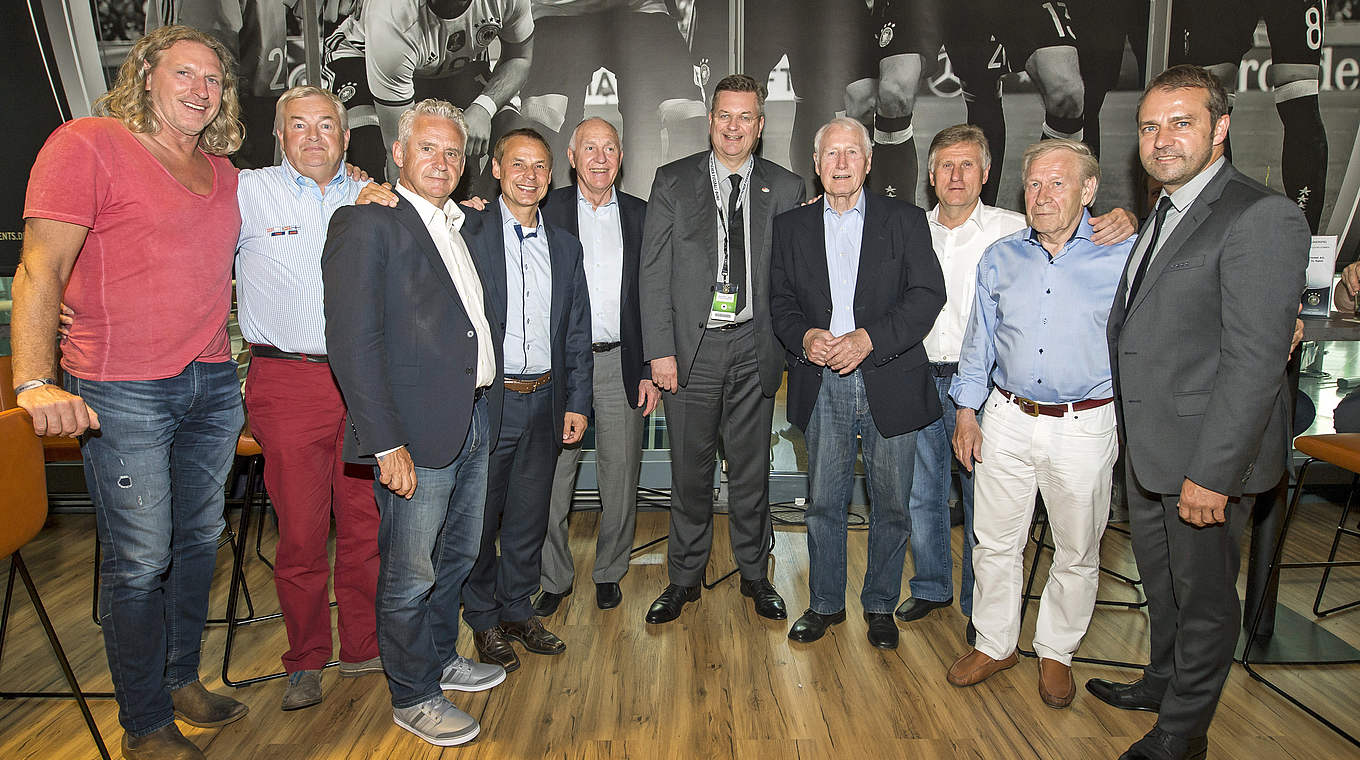 DFB-Präsident Grindel (Mitte) zu Besuch beim der Club der Nationalspieler © 2016 Getty Images