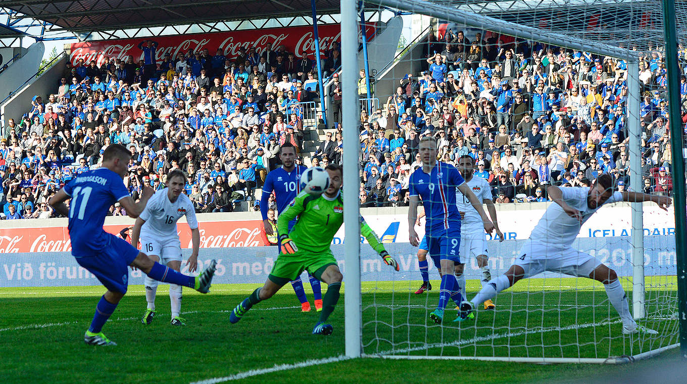 Trifft vor der Pause zum zwischenzeitlichen 3:0: Augsburgs Alfred Finnbogason (l.) © HALLDOR KOLBEINS/AFP/Getty Images