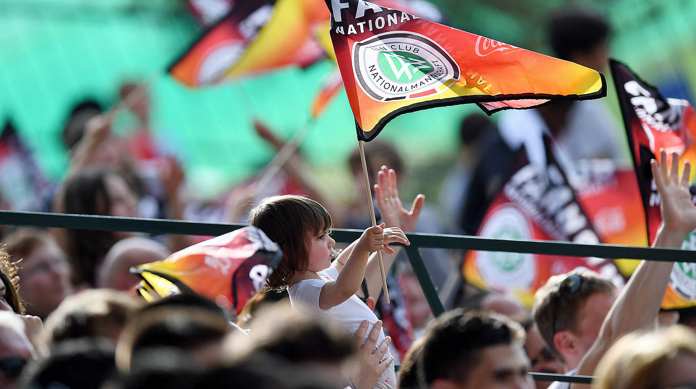 Gute Stimmung unter den 2000 Fans - beim öffentlichen Training der Nationalmannschaft © GES/Markus Gilliar