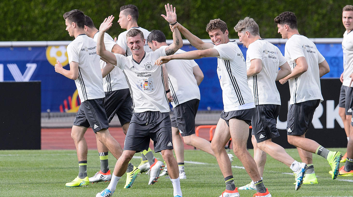 Von den Fans mit Sprechchören gefeiert: DFB-Team um Weltmeister Kroos (l.) und Müller © GES/Marvin Guengoer