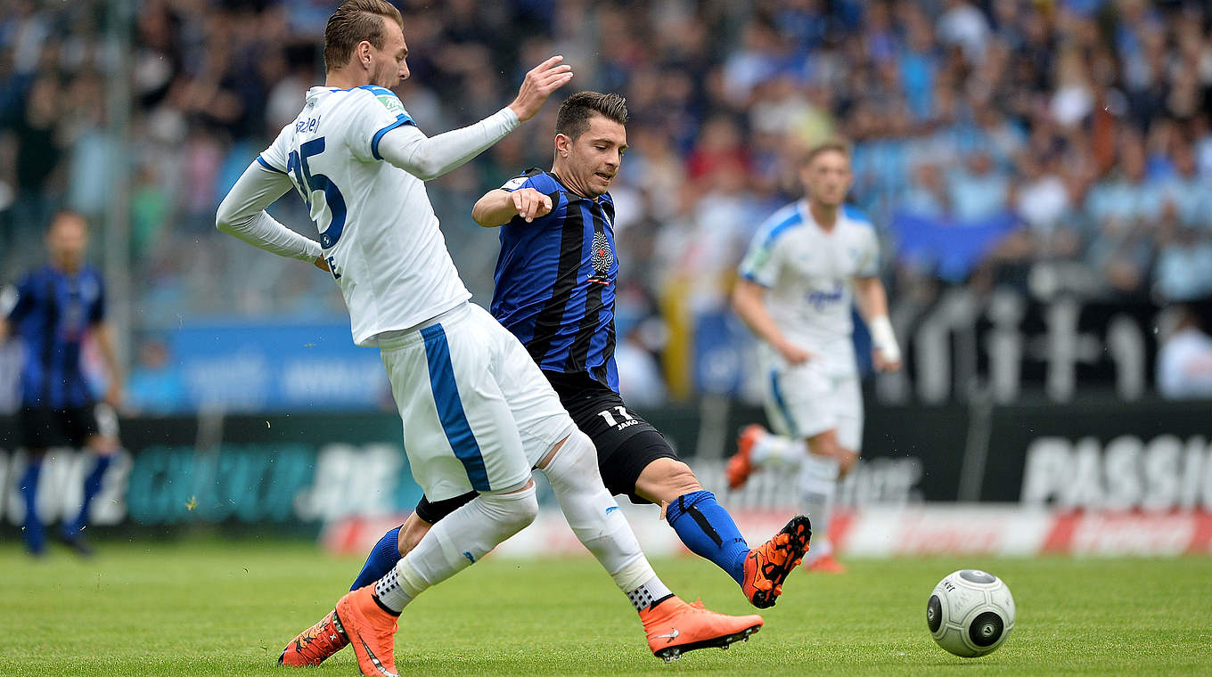 Dem Gegenspieler einen Schritt voraus: Jeron Al-Hazaimeh (l.) im Zweikampf mit Giuseppe Burgio. © 2016 Getty Images