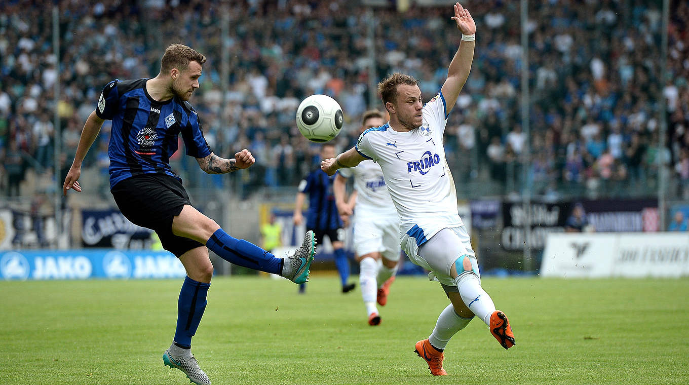 Versucht die Flanke von Ali Ibrahamaj (l.) zu verhindern: Nico Granatowski. © 2016 Getty Images